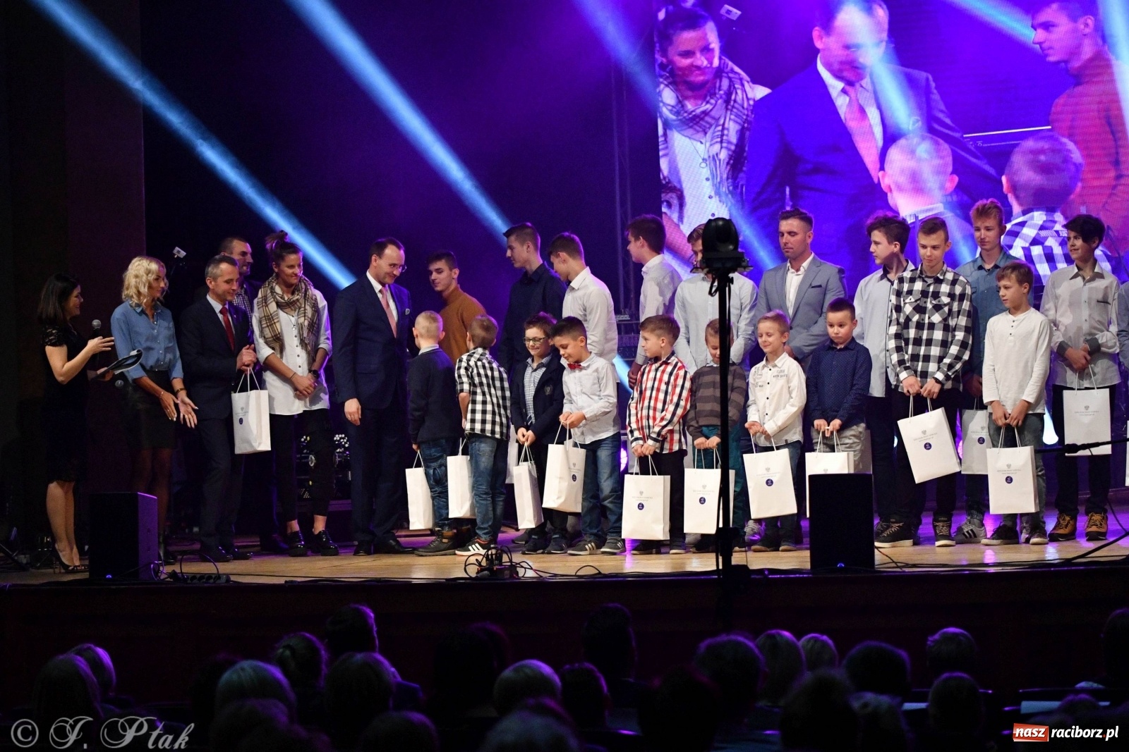 Zdjęcie w galerii na portalu naszraciborz.pl: Gala z okazji raciborskich Ogólnopolskich Obchodów Dni Praw Dziecka [FOTO i WIDEO] wiadomości z regionu