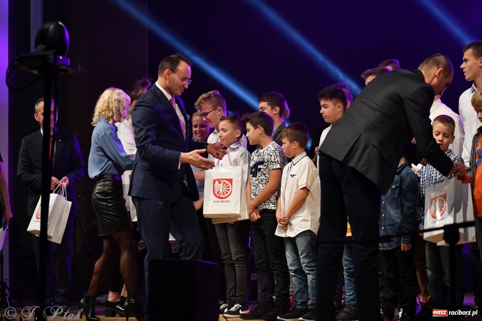 Zdjęcie w galerii na portalu naszraciborz.pl: Gala z okazji raciborskich Ogólnopolskich Obchodów Dni Praw Dziecka [FOTO i WIDEO] wiadomości z regionu