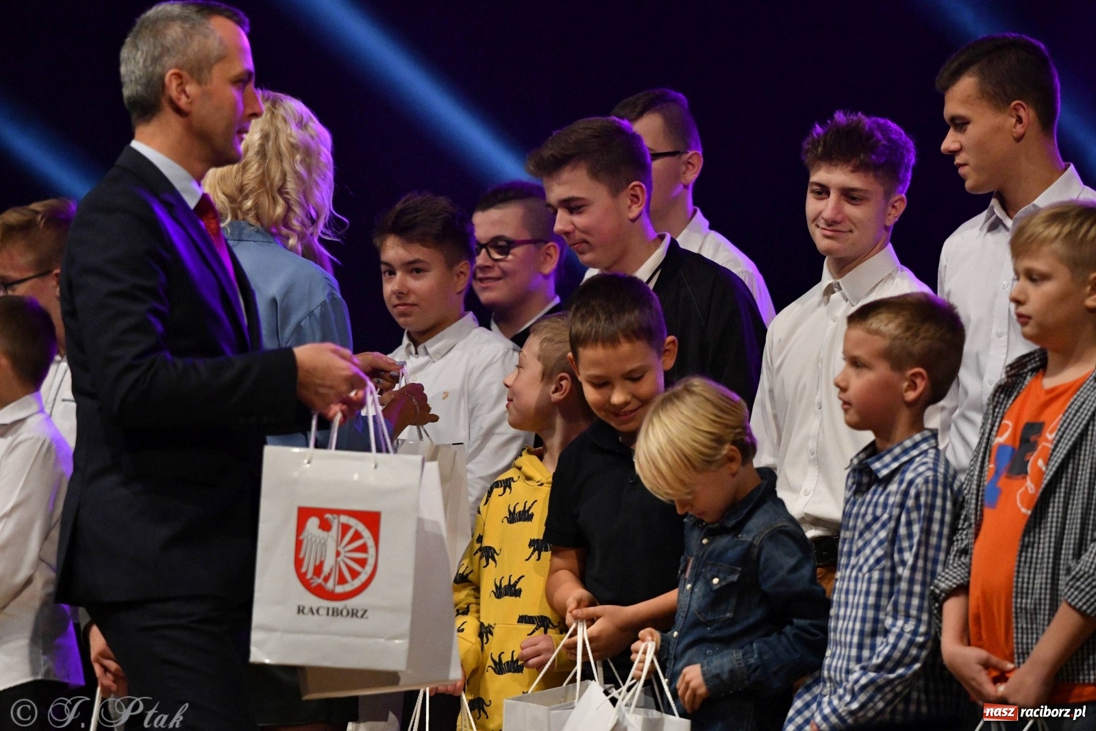 Zdjęcie w galerii na portalu naszraciborz.pl: Gala z okazji raciborskich Ogólnopolskich Obchodów Dni Praw Dziecka [FOTO i WIDEO] wiadomości z regionu