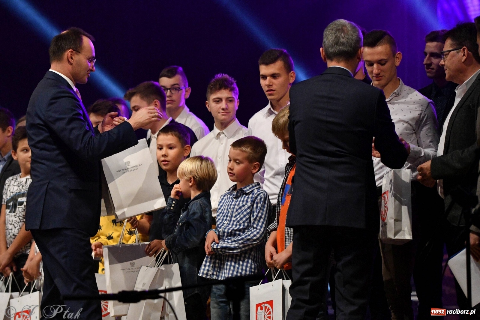 Zdjęcie w galerii na portalu naszraciborz.pl: Gala z okazji raciborskich Ogólnopolskich Obchodów Dni Praw Dziecka [FOTO i WIDEO] wiadomości z regionu