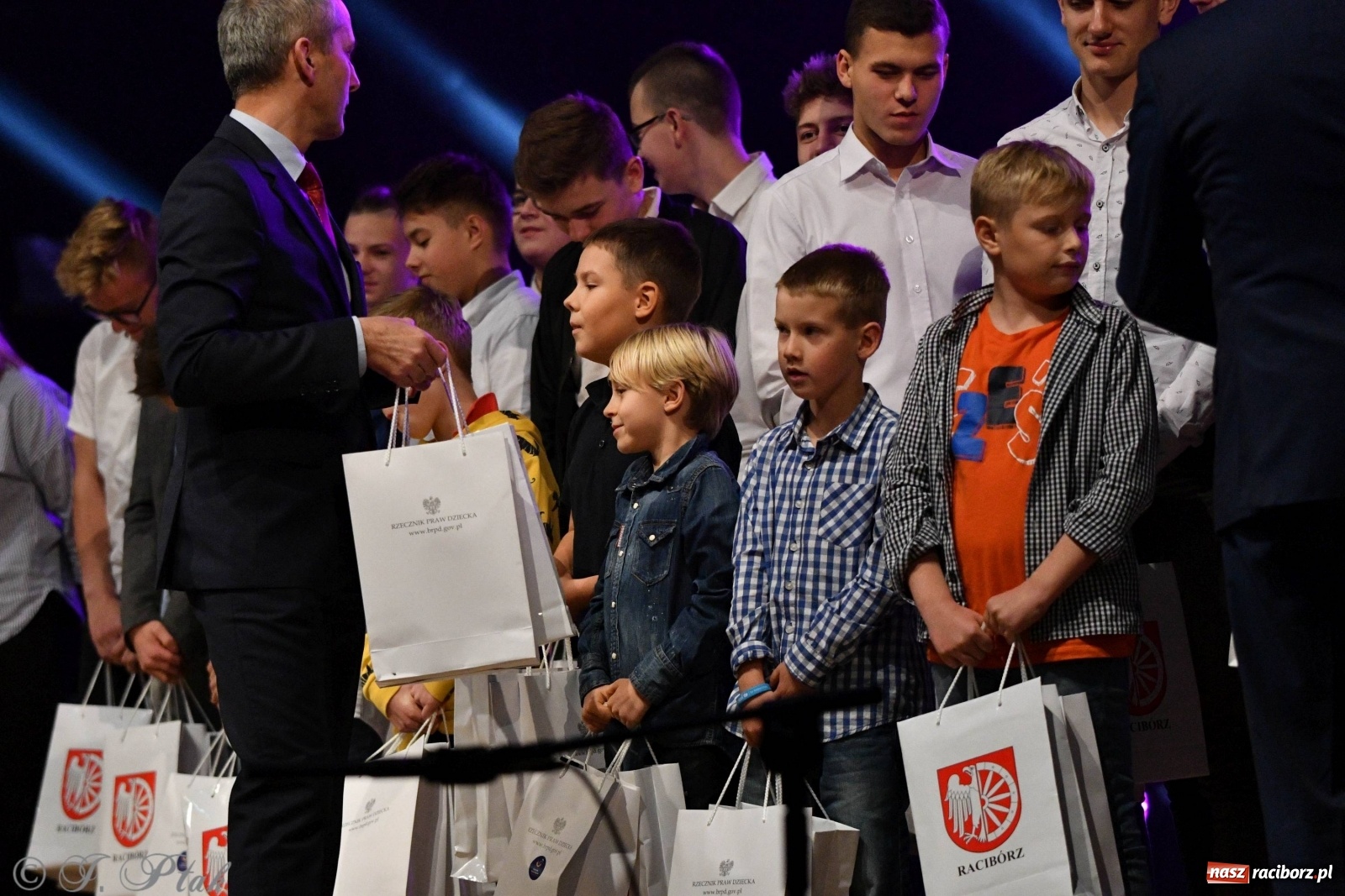 Zdjęcie w galerii na portalu naszraciborz.pl: Gala z okazji raciborskich Ogólnopolskich Obchodów Dni Praw Dziecka [FOTO i WIDEO] wiadomości z regionu