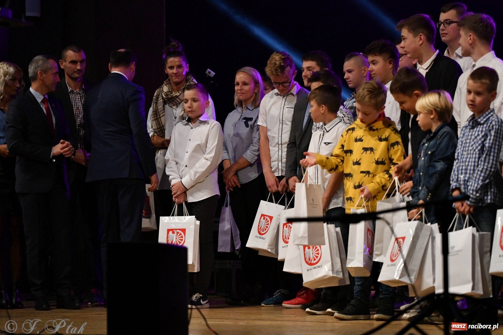 Zdjęcie w galerii na portalu naszraciborz.pl: Gala z okazji raciborskich Ogólnopolskich Obchodów Dni Praw Dziecka [FOTO i WIDEO] wiadomości z regionu