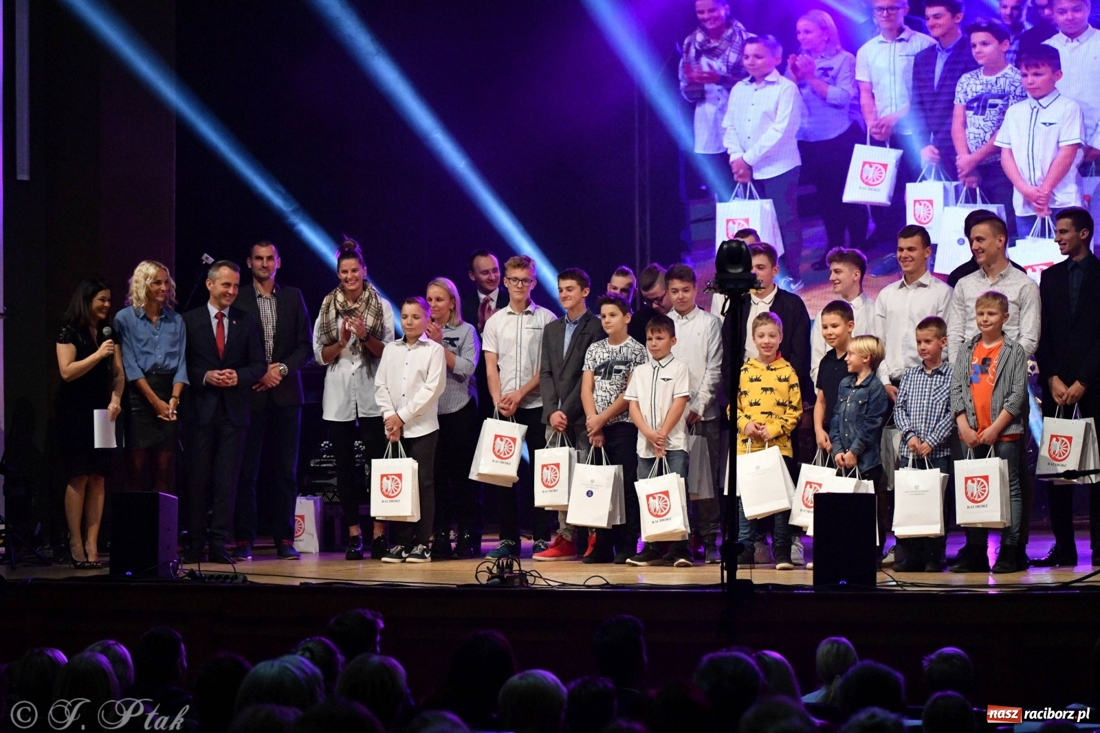 Zdjęcie w galerii na portalu naszraciborz.pl: Gala z okazji raciborskich Ogólnopolskich Obchodów Dni Praw Dziecka [FOTO i WIDEO] wiadomości z regionu