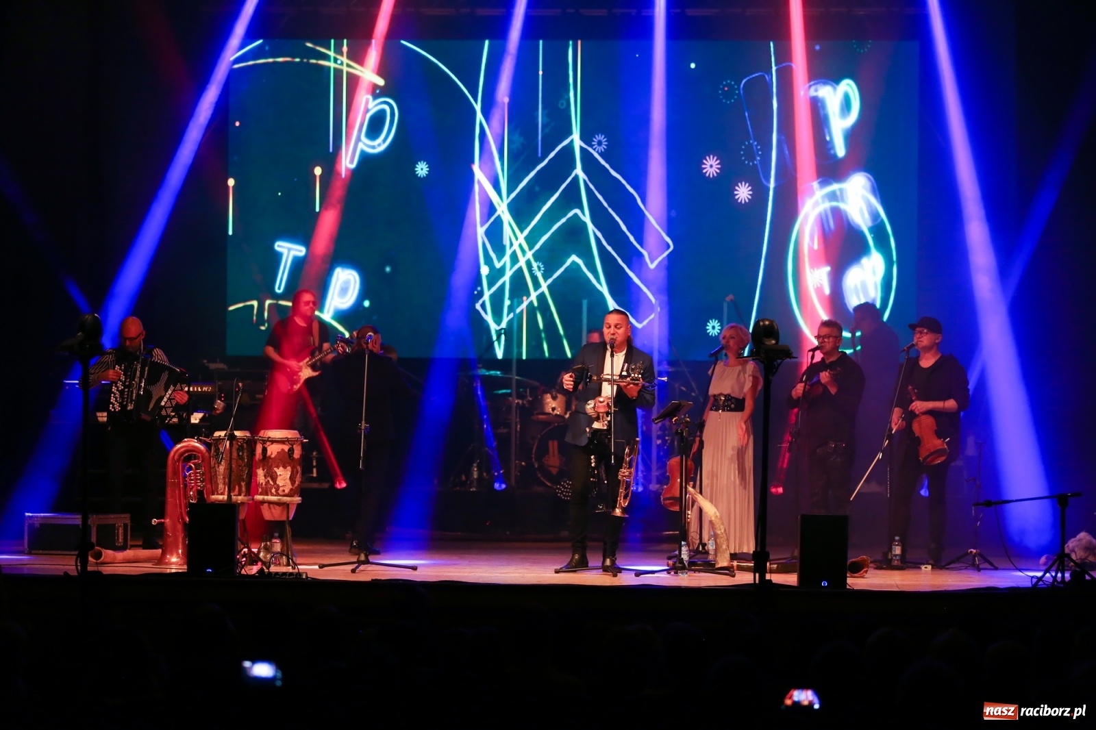 Zdjęcie w galerii na portalu naszraciborz.pl: Golec uOrkiestra zagrała w RCK [FOTO i WIDEO] wiadomości z regionu