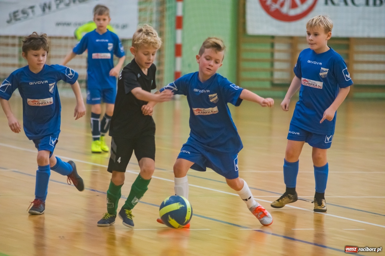 Zdjęcie w galerii na portalu naszraciborz.pl: Orliki młodsze walczyły w Arenie Rafako. Górnik Zabrze z Pucharem Prezesa [FOTO i WIDEO] wiadomości z regionu