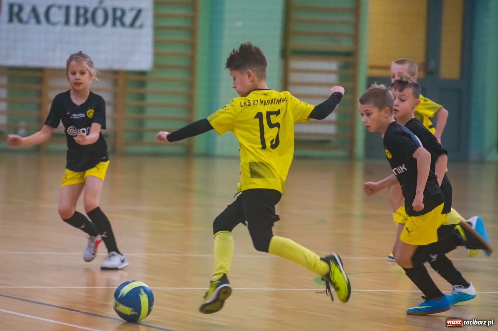 Zdjęcie w galerii na portalu naszraciborz.pl: Orliki młodsze walczyły w Arenie Rafako. Górnik Zabrze z Pucharem Prezesa [FOTO i WIDEO] wiadomości z regionu