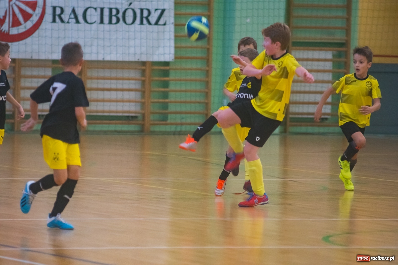 Zdjęcie w galerii na portalu naszraciborz.pl: Orliki młodsze walczyły w Arenie Rafako. Górnik Zabrze z Pucharem Prezesa [FOTO i WIDEO] wiadomości z regionu