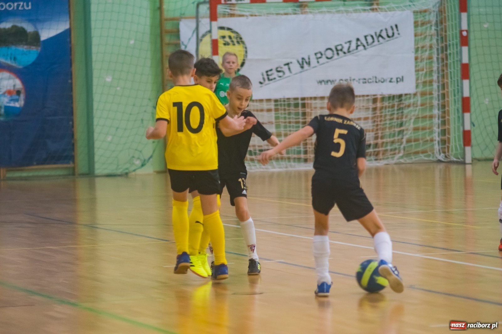 Zdjęcie w galerii na portalu naszraciborz.pl: Orliki młodsze walczyły w Arenie Rafako. Górnik Zabrze z Pucharem Prezesa [FOTO i WIDEO] wiadomości z regionu