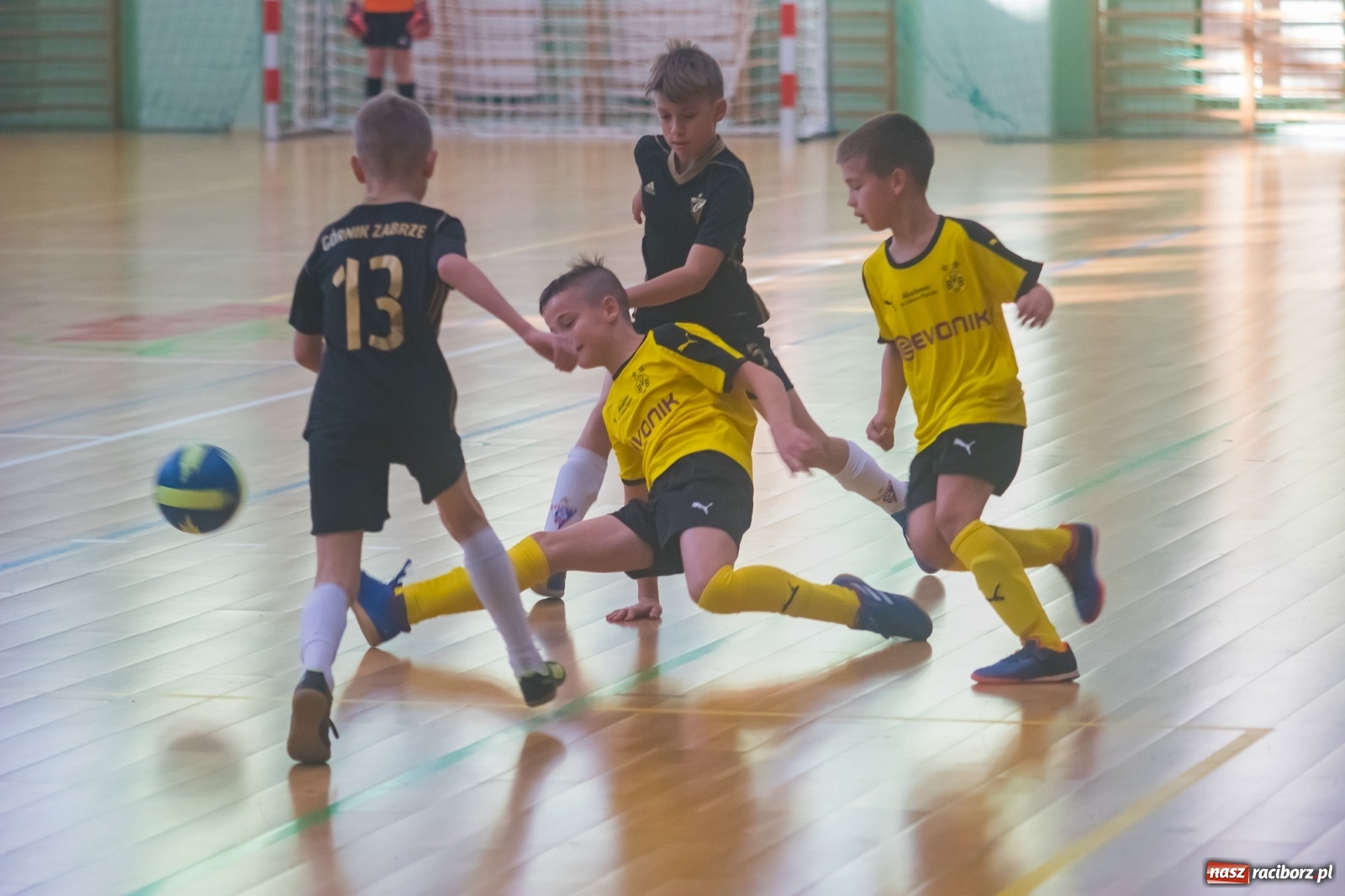 Zdjęcie w galerii na portalu naszraciborz.pl: Orliki młodsze walczyły w Arenie Rafako. Górnik Zabrze z Pucharem Prezesa [FOTO i WIDEO] wiadomości z regionu