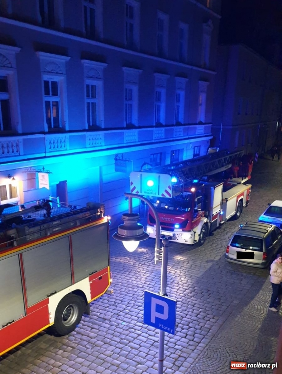 Zdjęcie w galerii na portalu naszraciborz.pl: Alarm na Solnej. Zgłoszenie zadymienia w mieszkaniu [FOTO] wiadomości z regionu