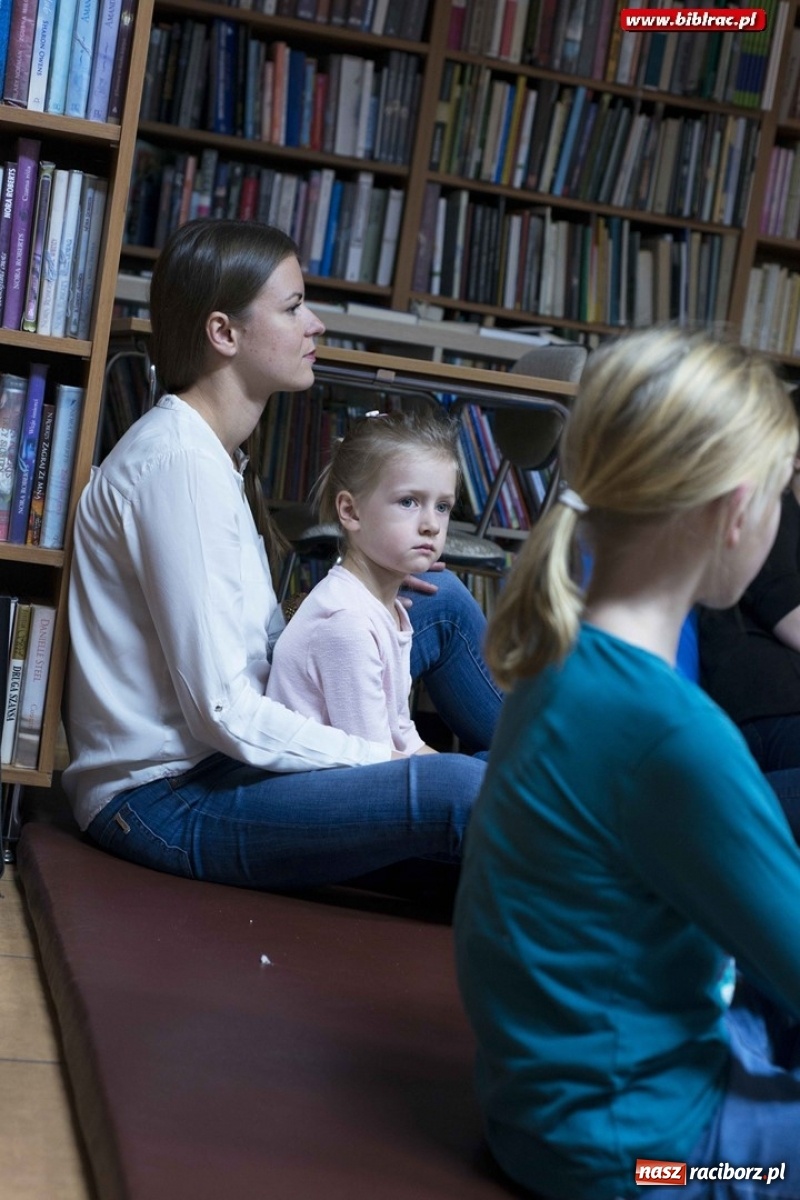 Zdjęcie w galerii na portalu naszraciborz.pl: Szczęśliwa mama - szczęśliwe dziecko. Warsztaty w bibliotece w Ocicach wiadomości z regionu