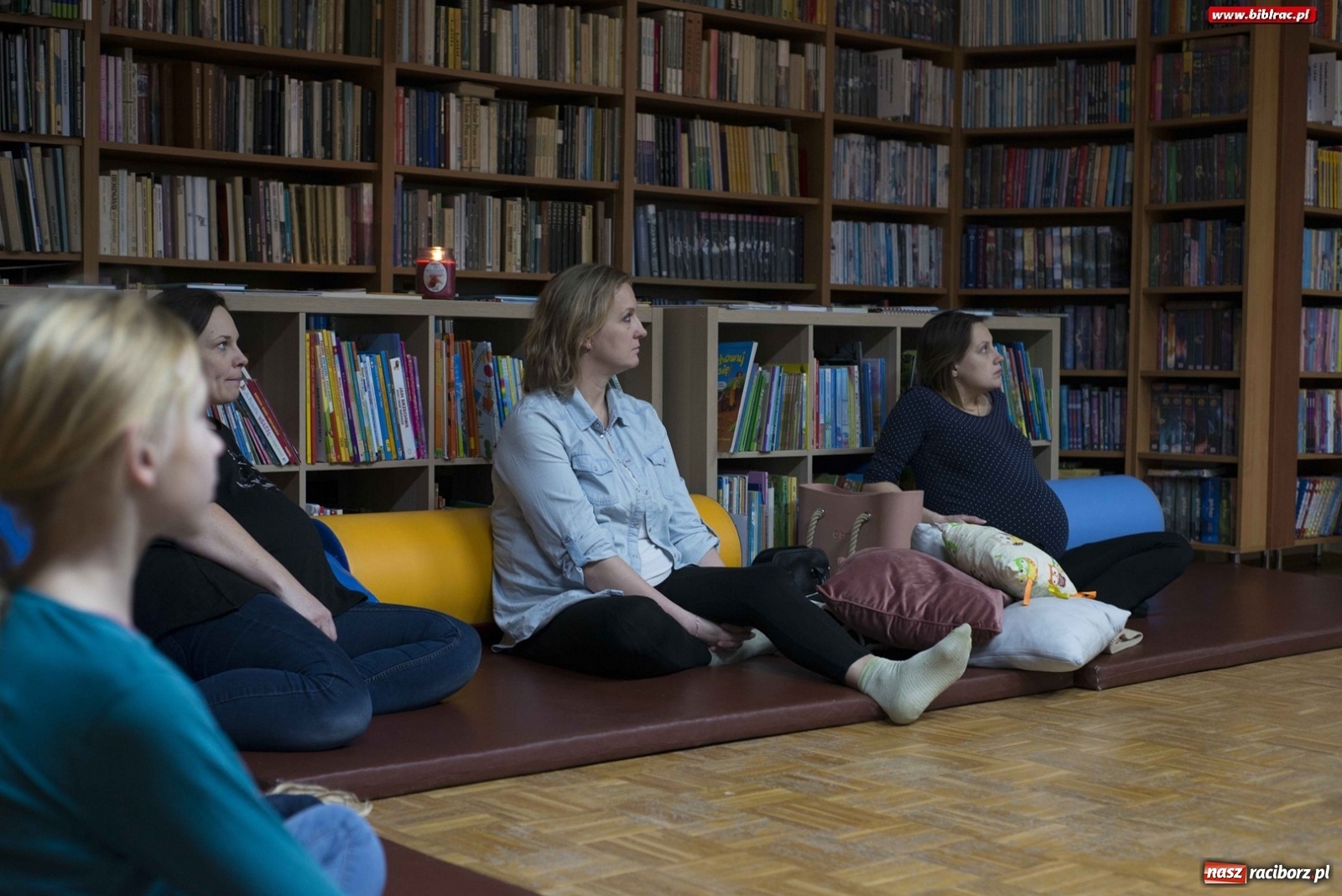 Zdjęcie w galerii na portalu naszraciborz.pl: Szczęśliwa mama - szczęśliwe dziecko. Warsztaty w bibliotece w Ocicach wiadomości z regionu