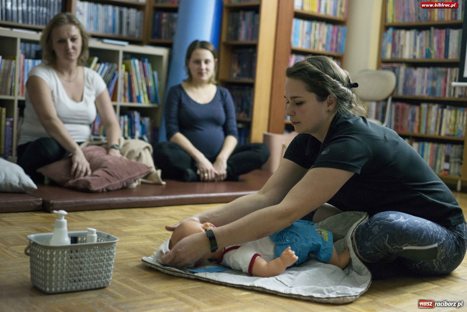 Zdjęcie w galerii na portalu naszraciborz.pl: Szczęśliwa mama - szczęśliwe dziecko. Warsztaty w bibliotece w Ocicach wiadomości z regionu