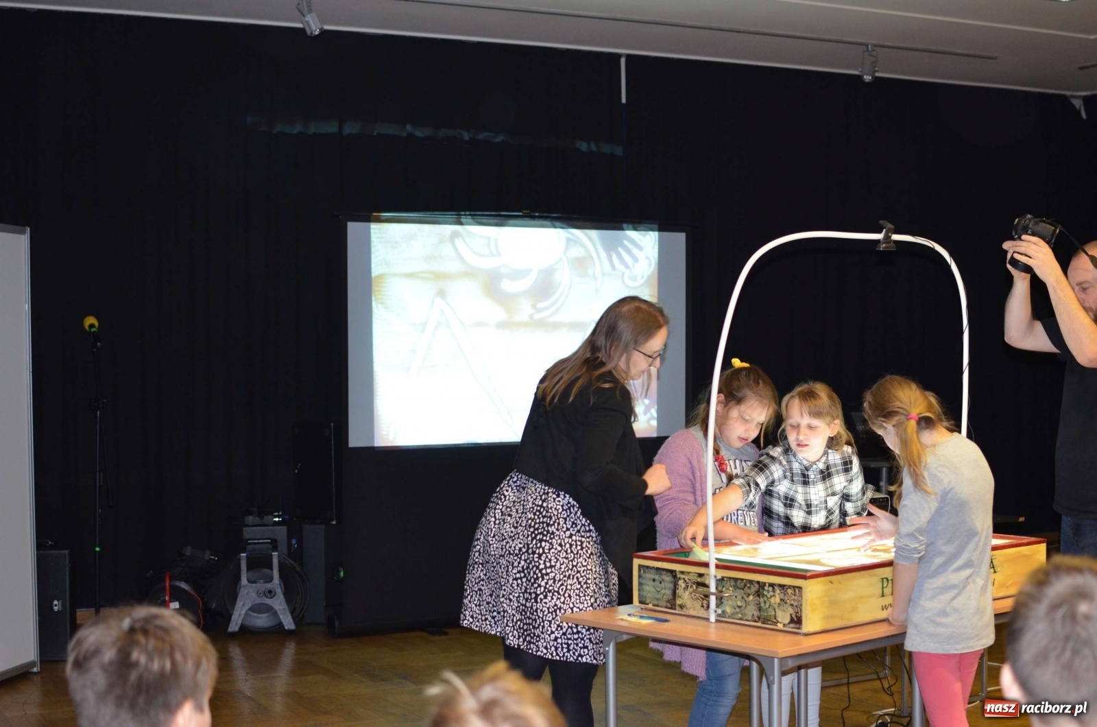 Zdjęcie w galerii na portalu naszraciborz.pl: Warsztaty malowania piaskiem w RCK!  wiadomości z regionu