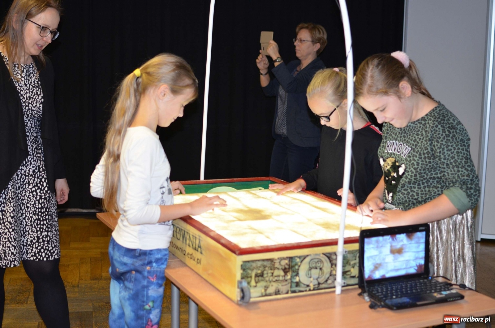 Zdjęcie w galerii na portalu naszraciborz.pl: Warsztaty malowania piaskiem w RCK!  wiadomości z regionu