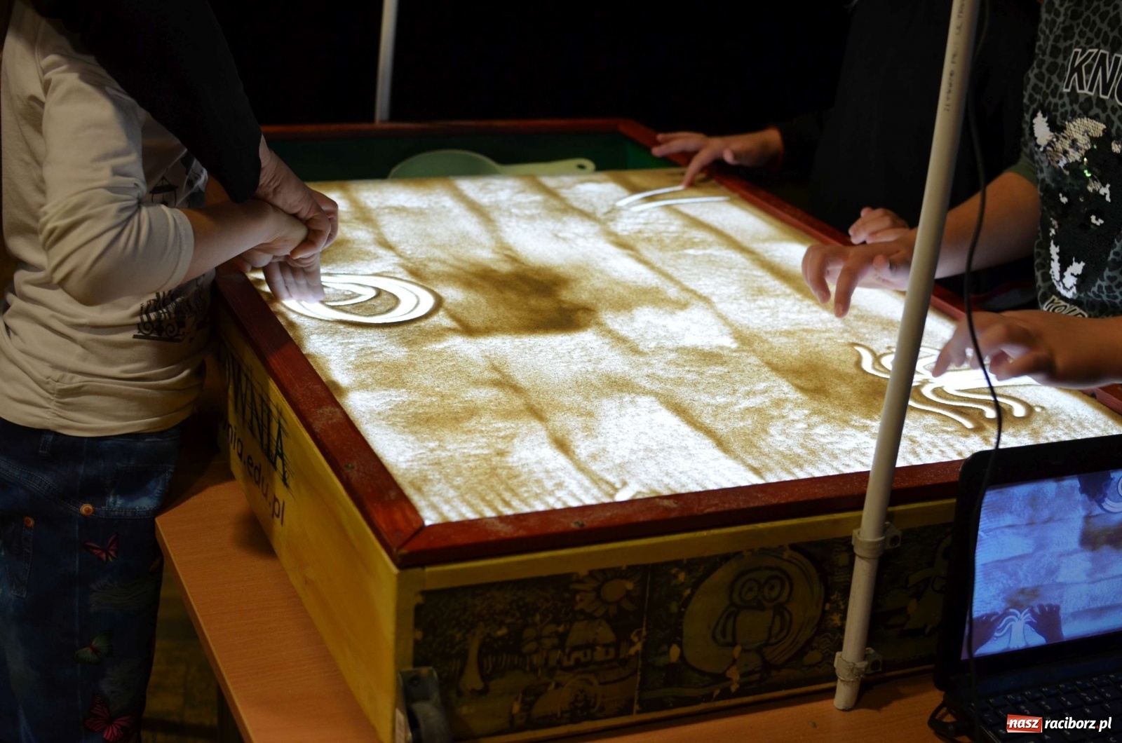 Zdjęcie w galerii na portalu naszraciborz.pl: Warsztaty malowania piaskiem w RCK!  wiadomości z regionu