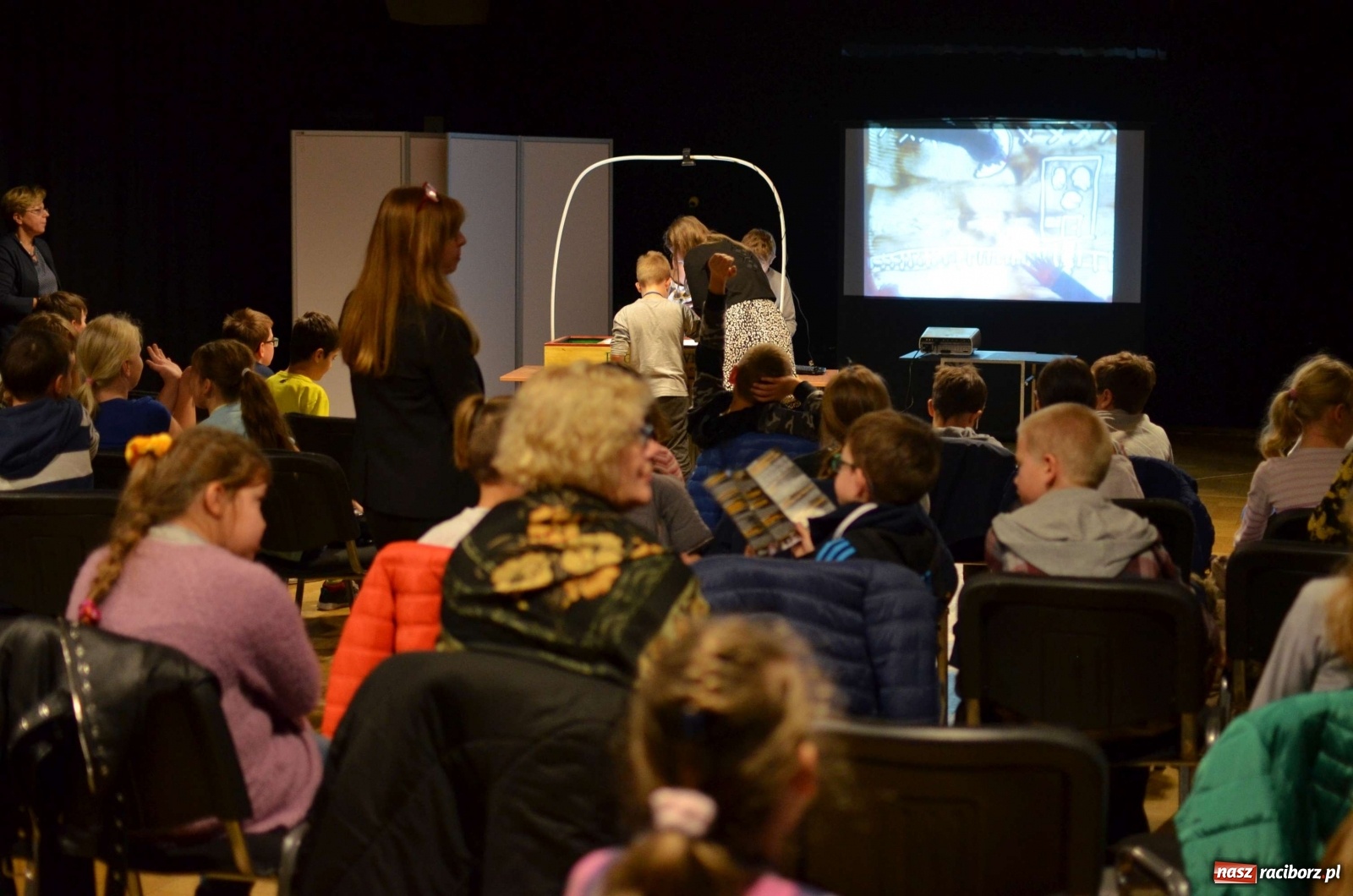 Zdjęcie w galerii na portalu naszraciborz.pl: Warsztaty malowania piaskiem w RCK!  wiadomości z regionu