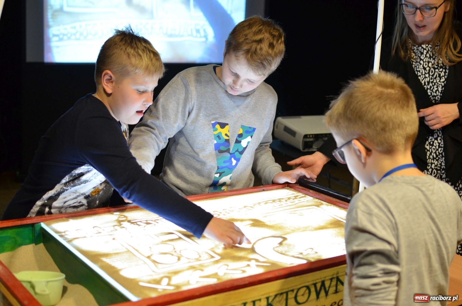 Zdjęcie w galerii na portalu naszraciborz.pl: Warsztaty malowania piaskiem w RCK!  wiadomości z regionu