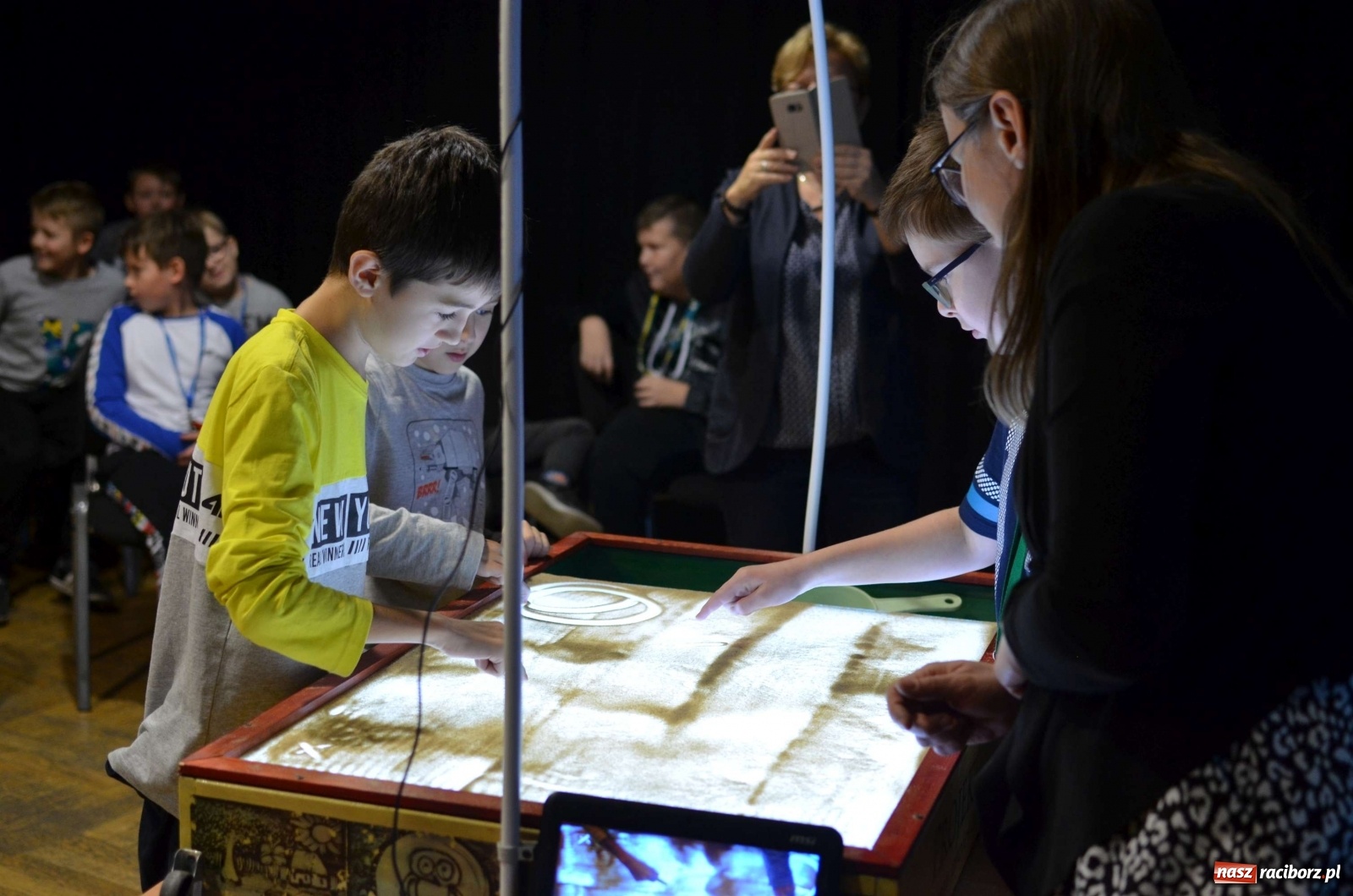 Zdjęcie w galerii na portalu naszraciborz.pl: Warsztaty malowania piaskiem w RCK!  wiadomości z regionu