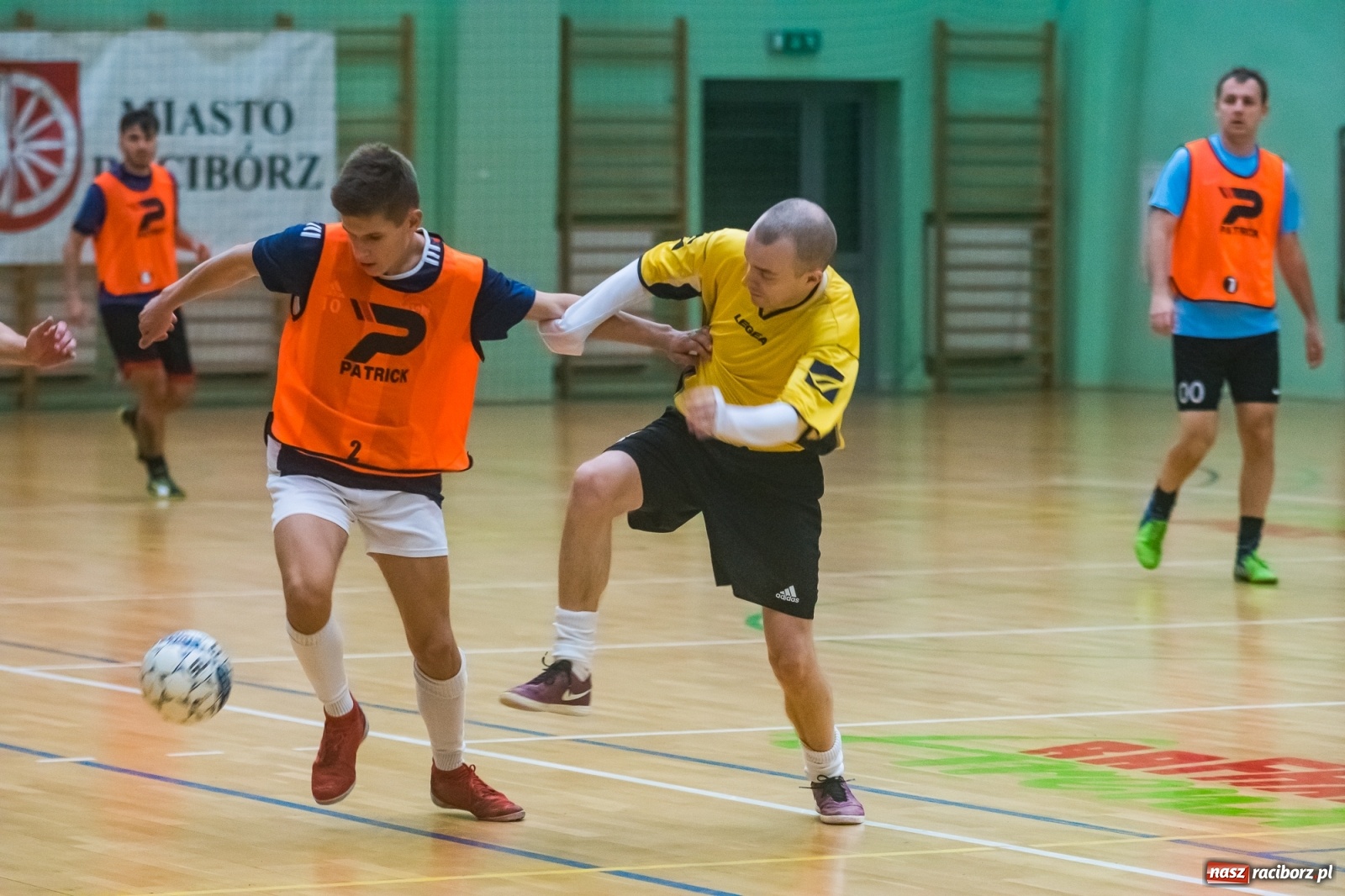 Zdjęcie w galerii na portalu naszraciborz.pl: Poniedziałek z futsalem w Arenie Rafako [FOTO] wiadomości z regionu