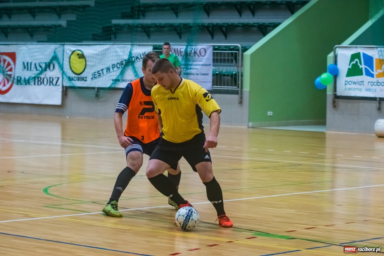 Zdjęcie w galerii na portalu naszraciborz.pl: Poniedziałek z futsalem w Arenie Rafako [FOTO] wiadomości z regionu