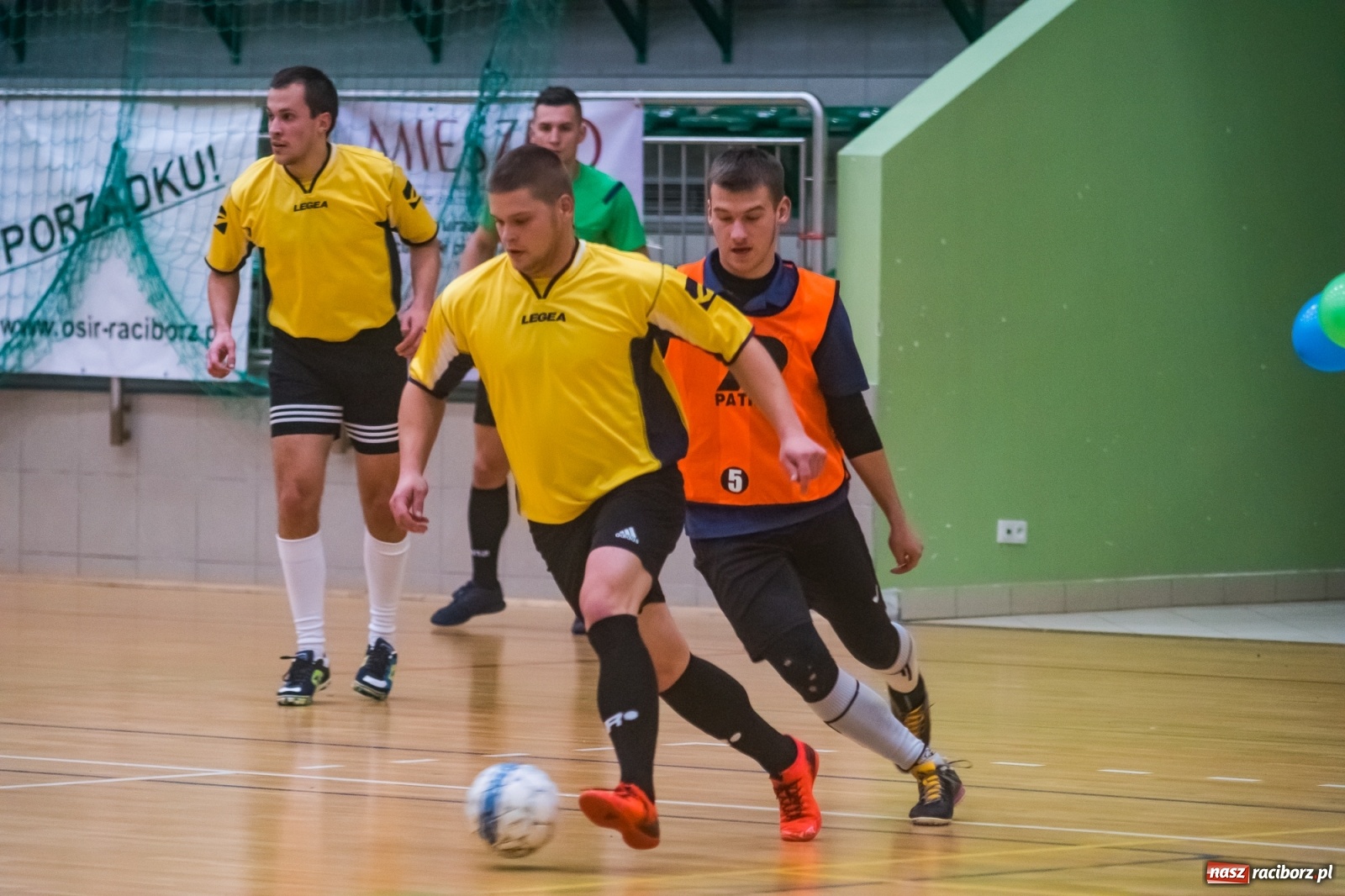 Zdjęcie w galerii na portalu naszraciborz.pl: Poniedziałek z futsalem w Arenie Rafako [FOTO] wiadomości z regionu