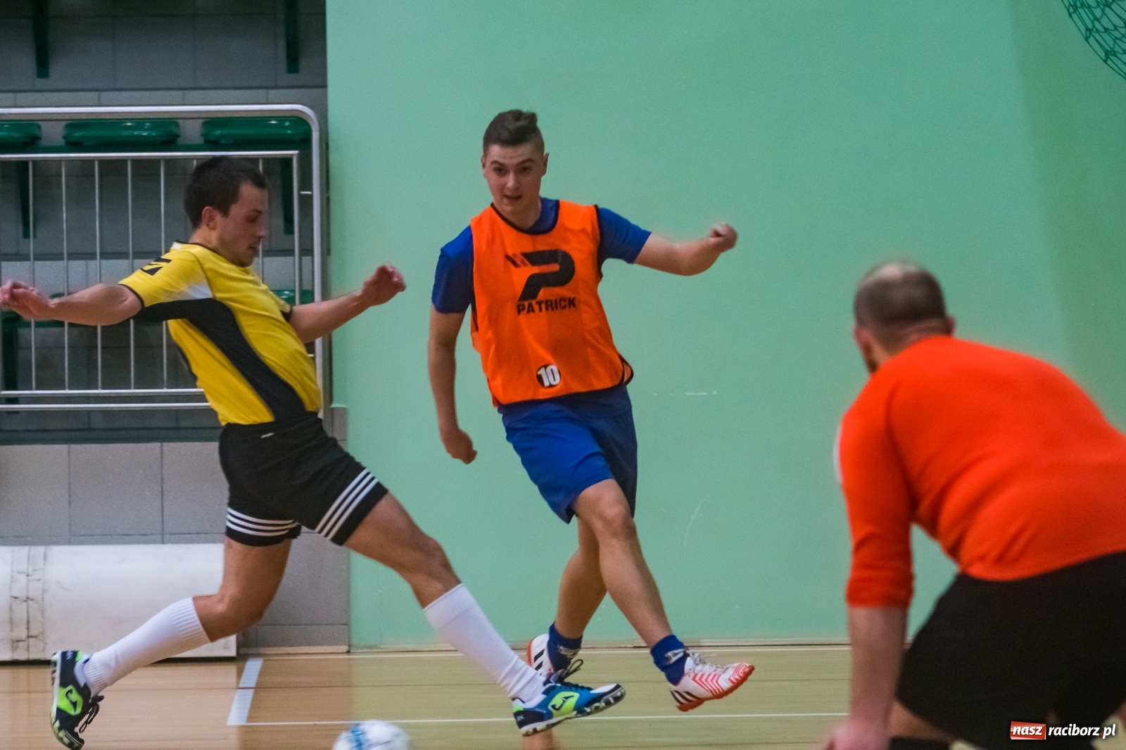 Zdjęcie w galerii na portalu naszraciborz.pl: Poniedziałek z futsalem w Arenie Rafako [FOTO] wiadomości z regionu