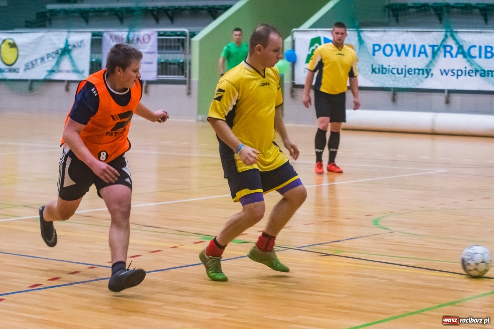 Zdjęcie w galerii na portalu naszraciborz.pl: Poniedziałek z futsalem w Arenie Rafako [FOTO] wiadomości z regionu