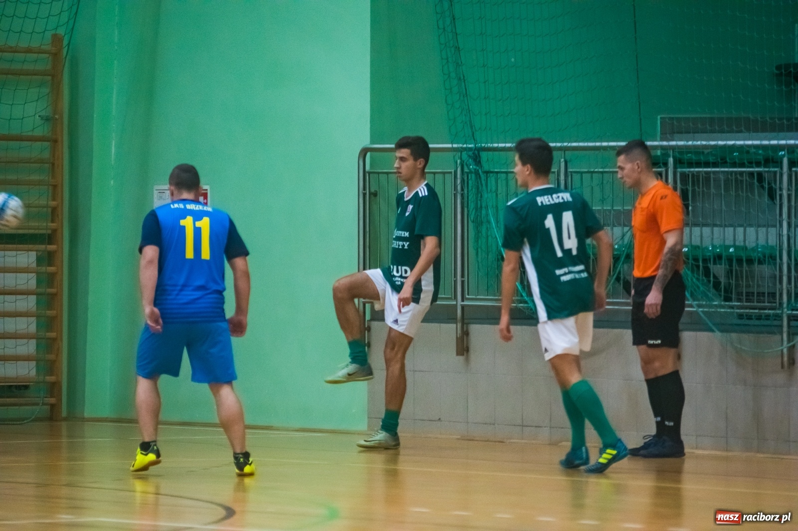 Zdjęcie w galerii na portalu naszraciborz.pl: Poniedziałek z futsalem w Arenie Rafako [FOTO] wiadomości z regionu