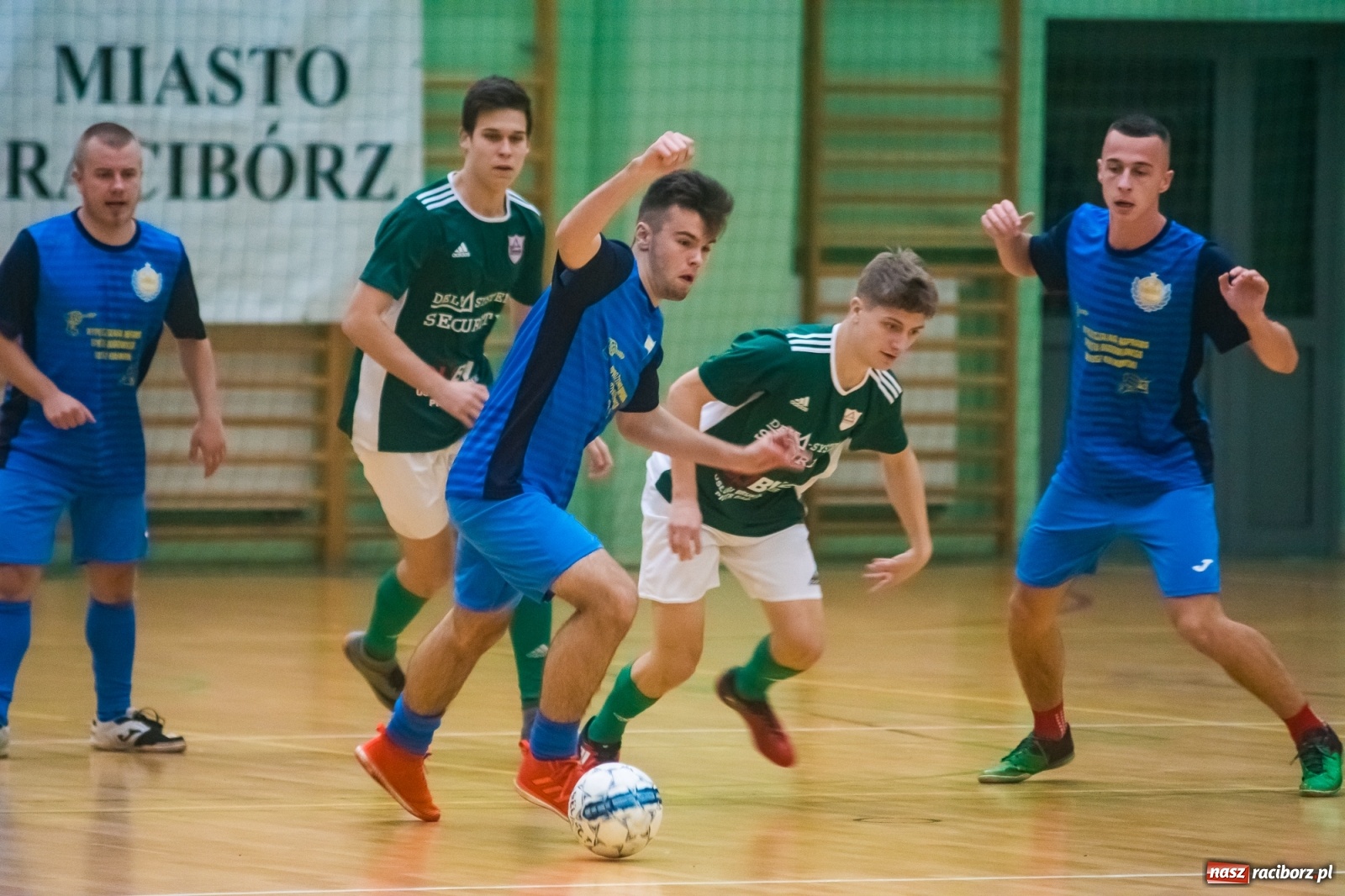 Zdjęcie w galerii na portalu naszraciborz.pl: Poniedziałek z futsalem w Arenie Rafako [FOTO] wiadomości z regionu