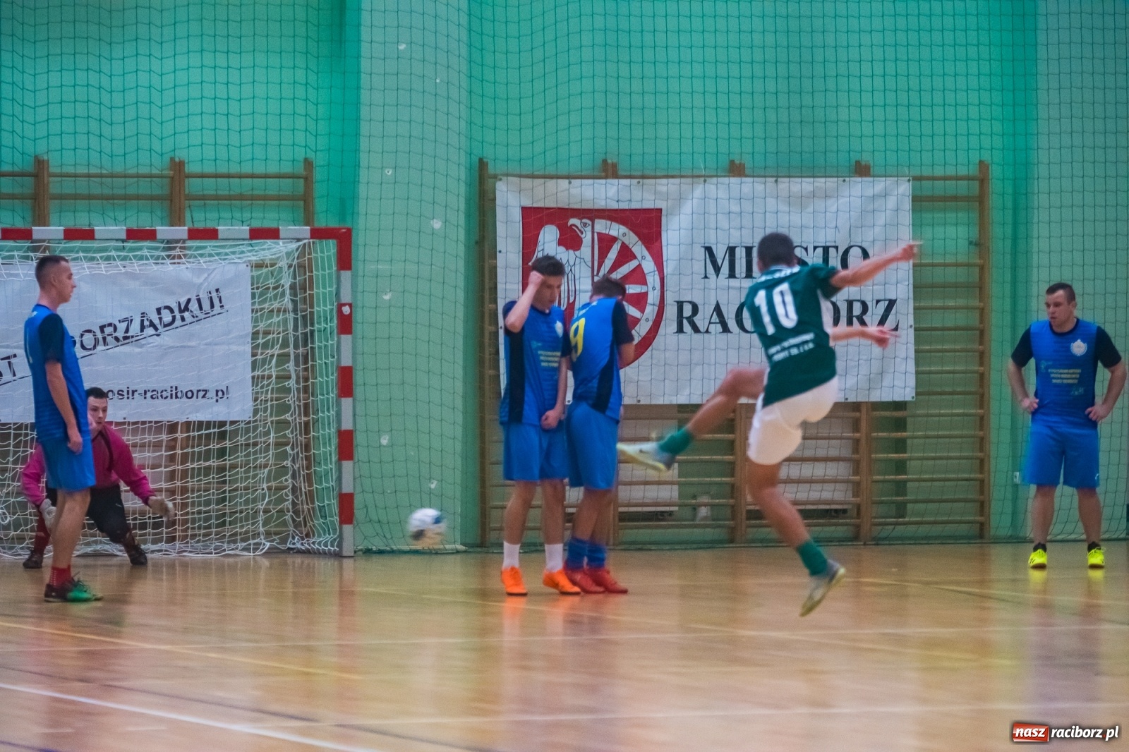 Zdjęcie w galerii na portalu naszraciborz.pl: Poniedziałek z futsalem w Arenie Rafako [FOTO] wiadomości z regionu