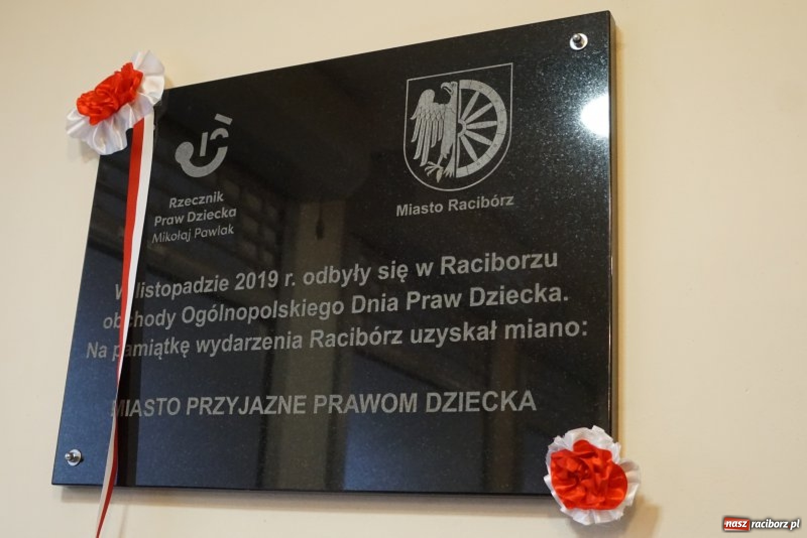 Zdjęcie w galerii na portalu naszraciborz.pl: To jest cyrk! Radny Klima o tablicy w RCK  wiadomości z regionu