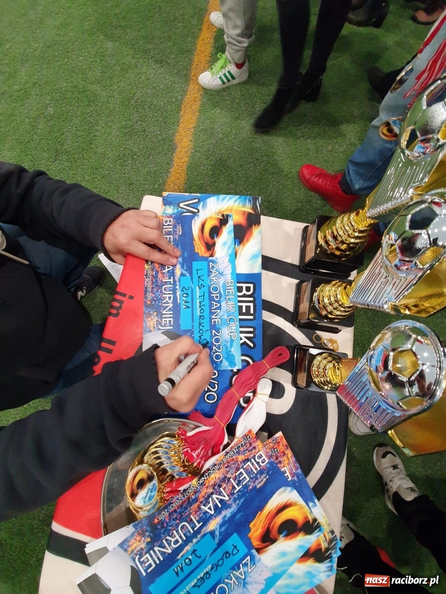 Zdjęcie w galerii na portalu naszraciborz.pl: Piłkarska rywalizacja w Krakowie. Piłkarze LKS Tworków na podium wiadomości z regionu