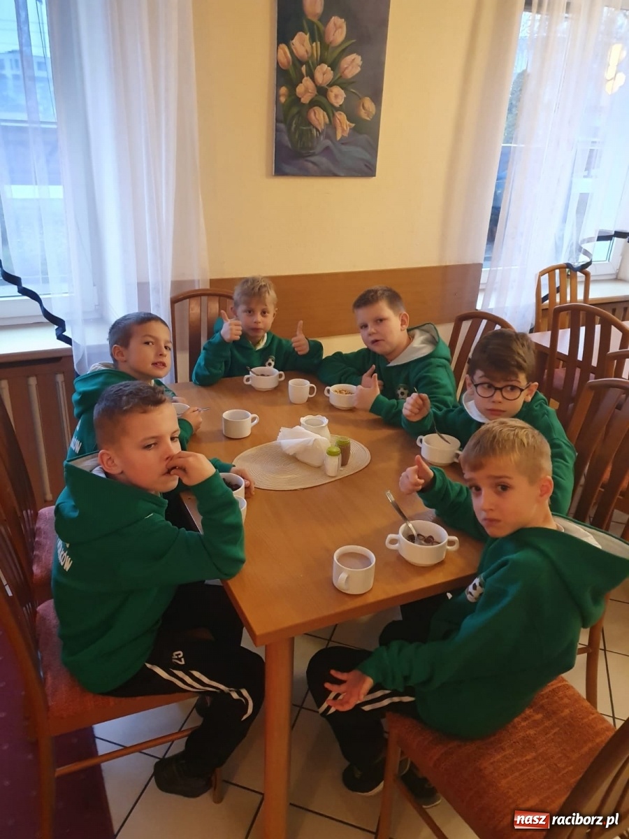 Zdjęcie w galerii na portalu naszraciborz.pl: Piłkarska rywalizacja w Krakowie. Piłkarze LKS Tworków na podium wiadomości z regionu