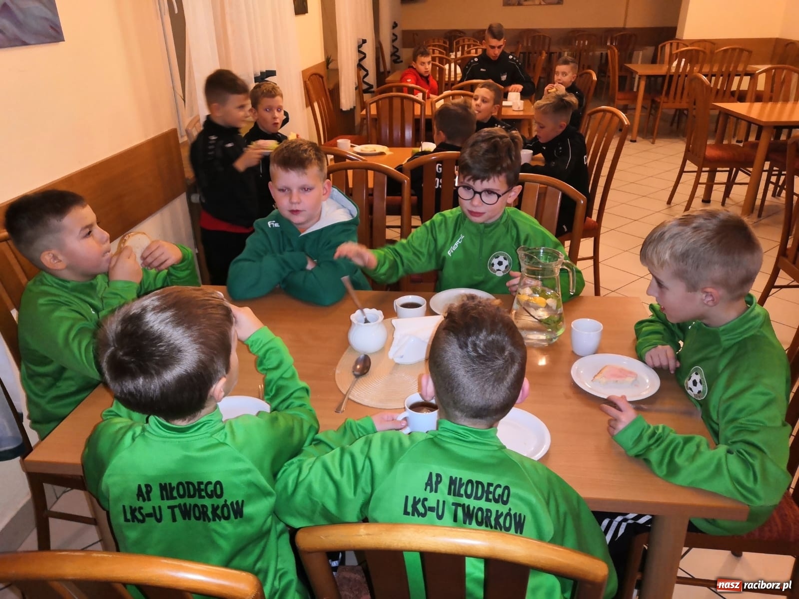 Zdjęcie w galerii na portalu naszraciborz.pl: Piłkarska rywalizacja w Krakowie. Piłkarze LKS Tworków na podium wiadomości z regionu