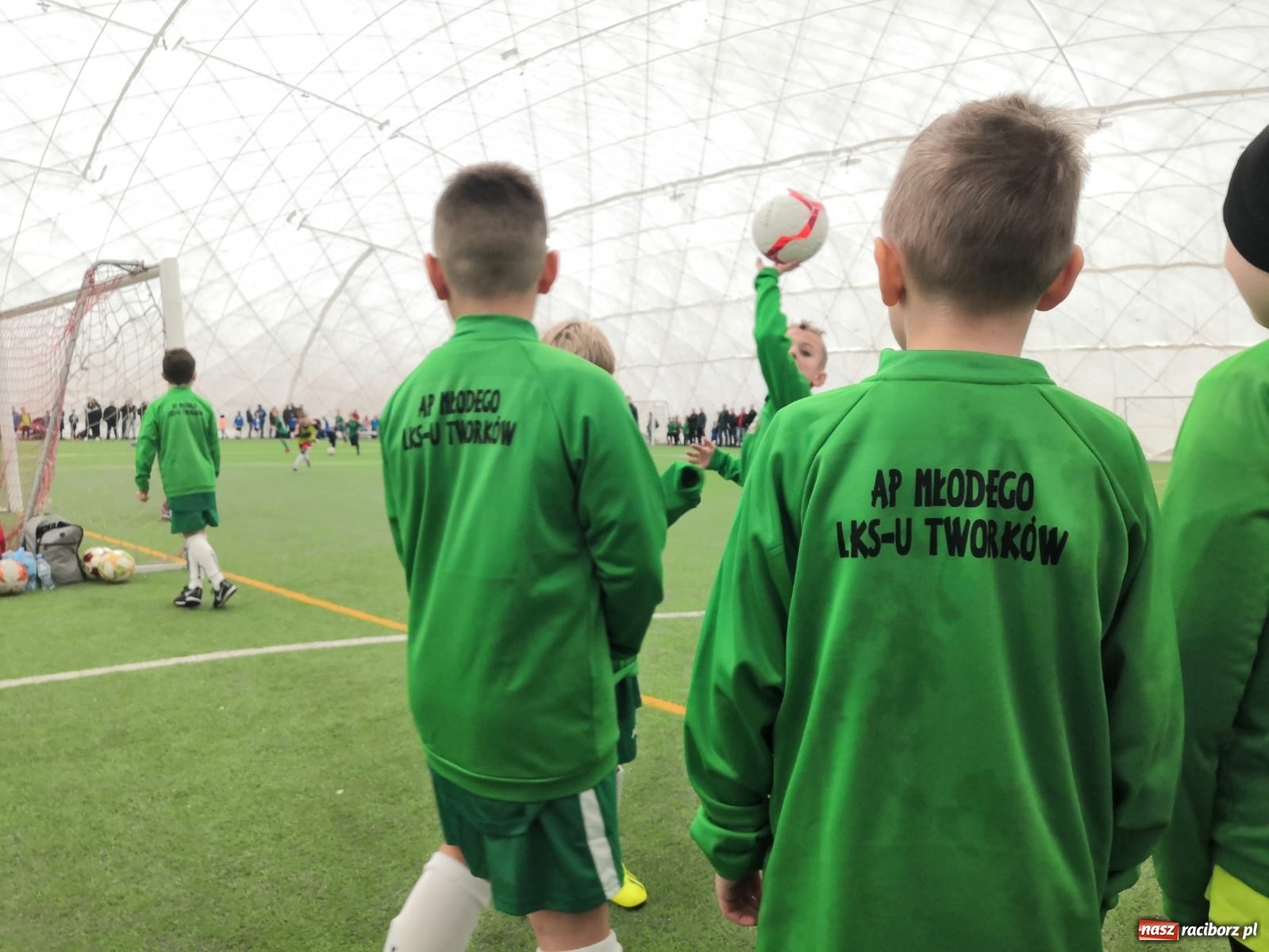 Zdjęcie w galerii na portalu naszraciborz.pl: Piłkarska rywalizacja w Krakowie. Piłkarze LKS Tworków na podium wiadomości z regionu
