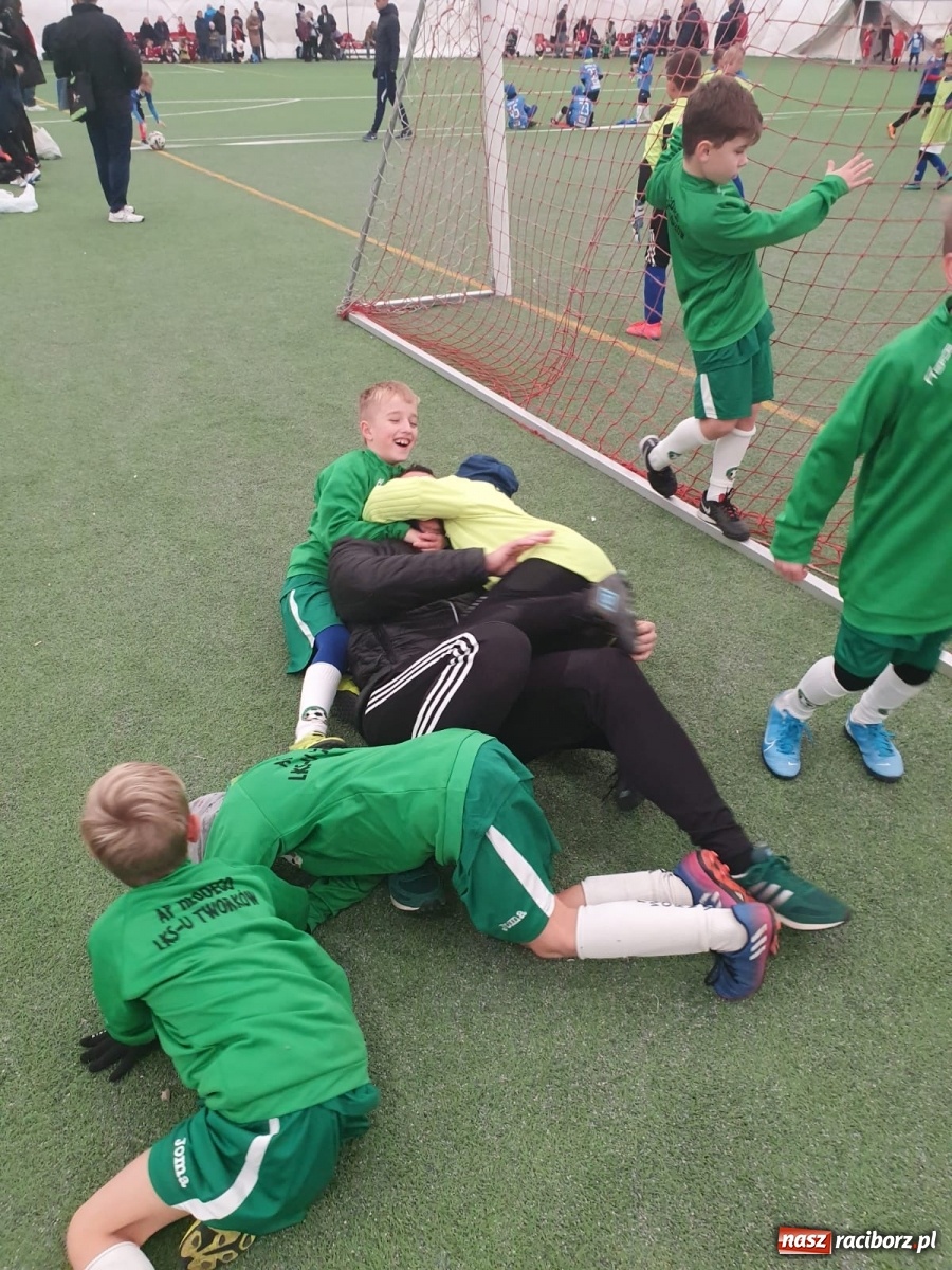 Zdjęcie w galerii na portalu naszraciborz.pl: Piłkarska rywalizacja w Krakowie. Piłkarze LKS Tworków na podium wiadomości z regionu
