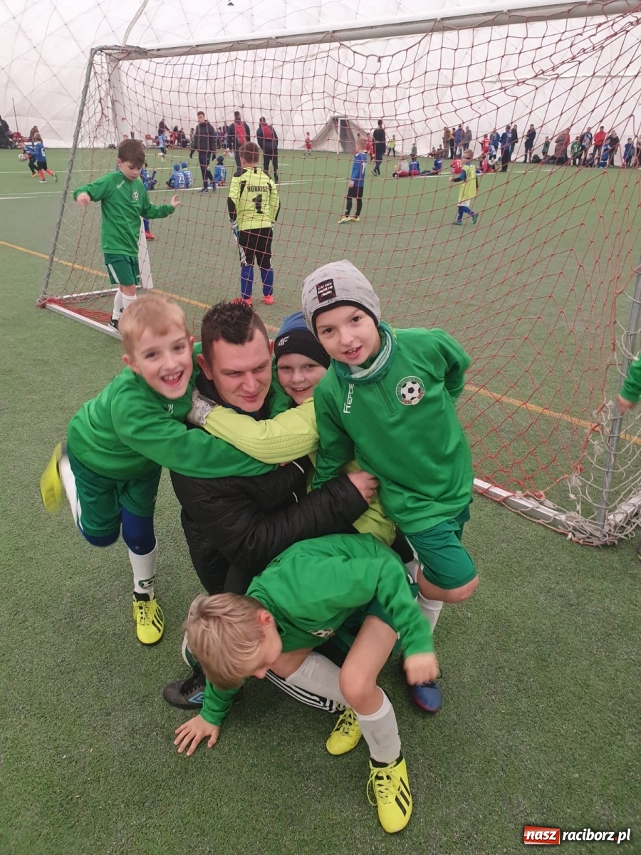 Zdjęcie w galerii na portalu naszraciborz.pl: Piłkarska rywalizacja w Krakowie. Piłkarze LKS Tworków na podium wiadomości z regionu