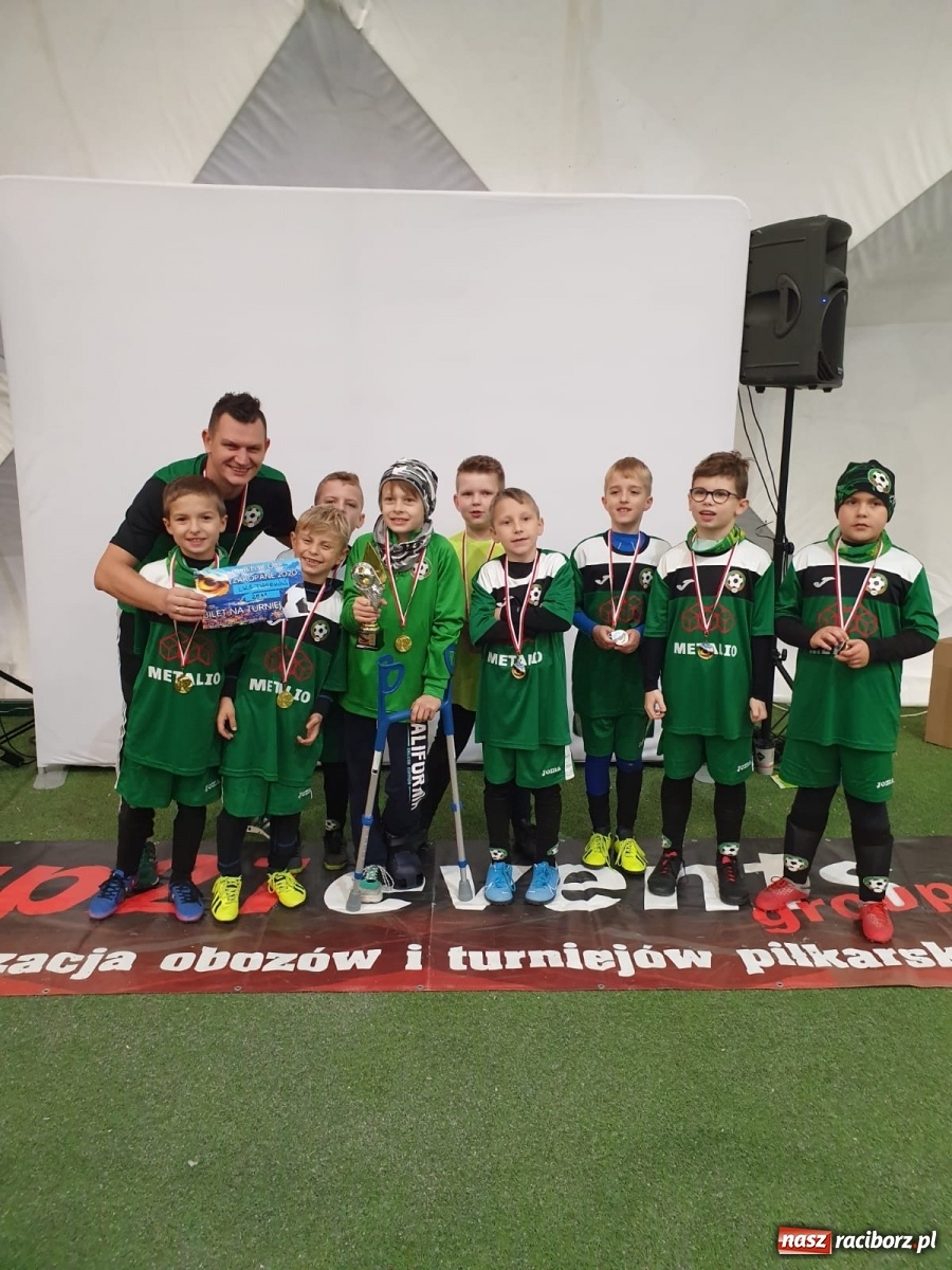 Zdjęcie w galerii na portalu naszraciborz.pl: Piłkarska rywalizacja w Krakowie. Piłkarze LKS Tworków na podium wiadomości z regionu