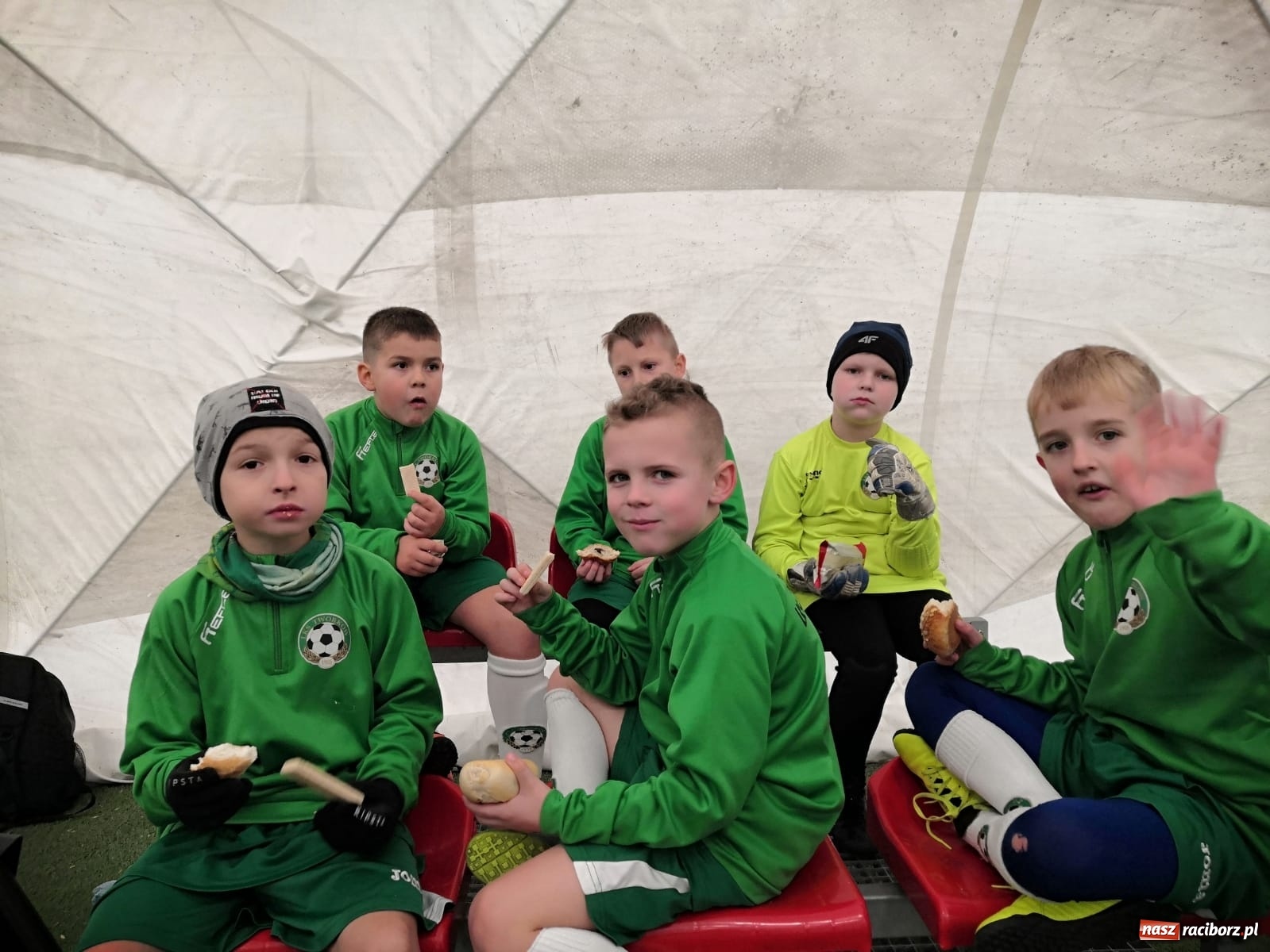 Zdjęcie w galerii na portalu naszraciborz.pl: Piłkarska rywalizacja w Krakowie. Piłkarze LKS Tworków na podium wiadomości z regionu