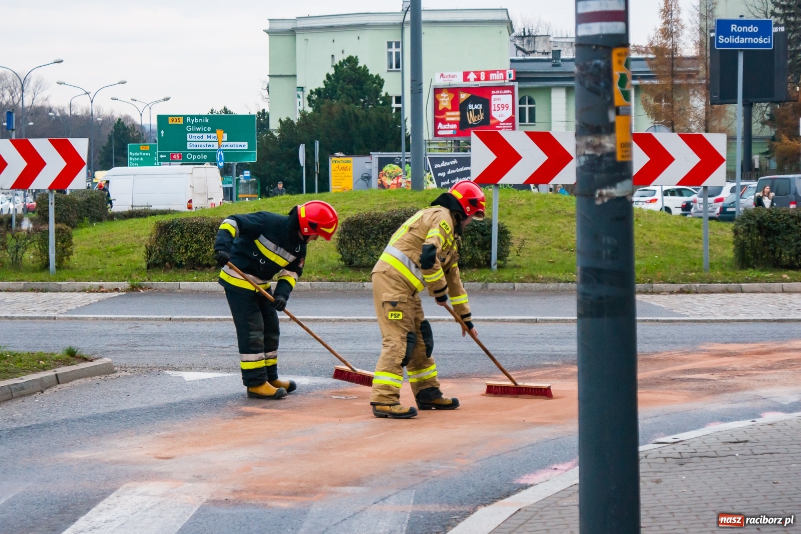 Zdjęcie w galerii na portalu naszraciborz.pl: Plama na nerce zakorkowała miasto  wiadomości z regionu
