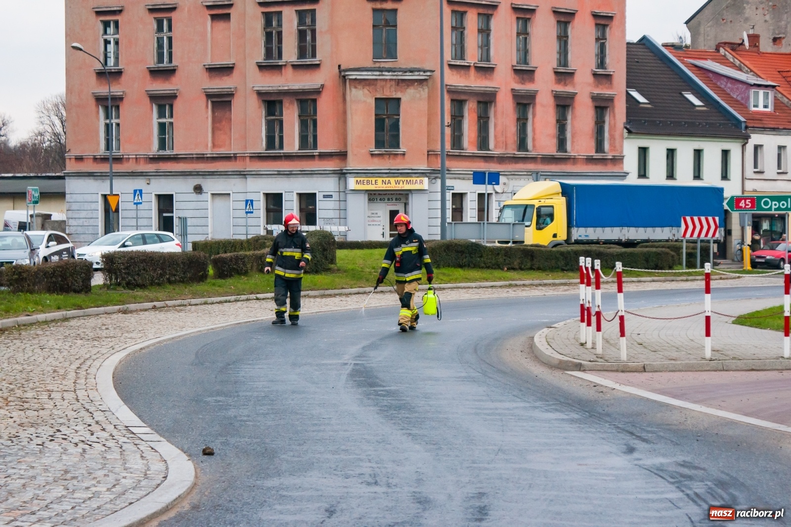 Zdjęcie w galerii na portalu naszraciborz.pl: Plama na nerce zakorkowała miasto  wiadomości z regionu