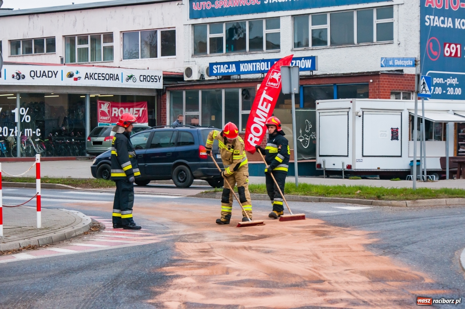 Zdjęcie w galerii na portalu naszraciborz.pl: Plama na nerce zakorkowała miasto  wiadomości z regionu