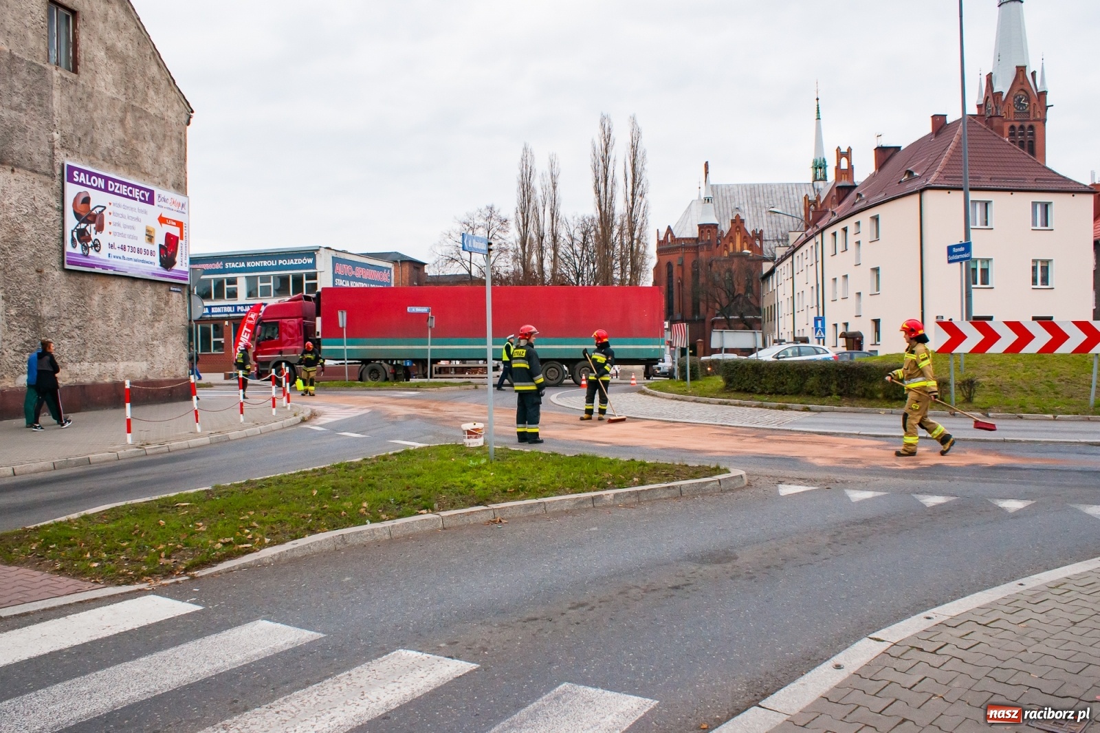Zdjęcie w galerii na portalu naszraciborz.pl: Plama na nerce zakorkowała miasto  wiadomości z regionu