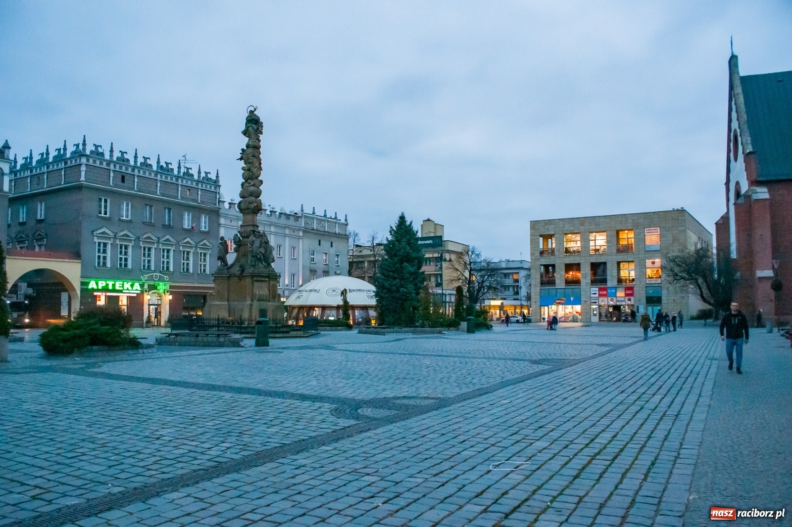 Zdjęcie w galerii na portalu naszraciborz.pl: Racibórz szykuje się na jarmark i Boże Narodzenie [FOTO] wiadomości z regionu