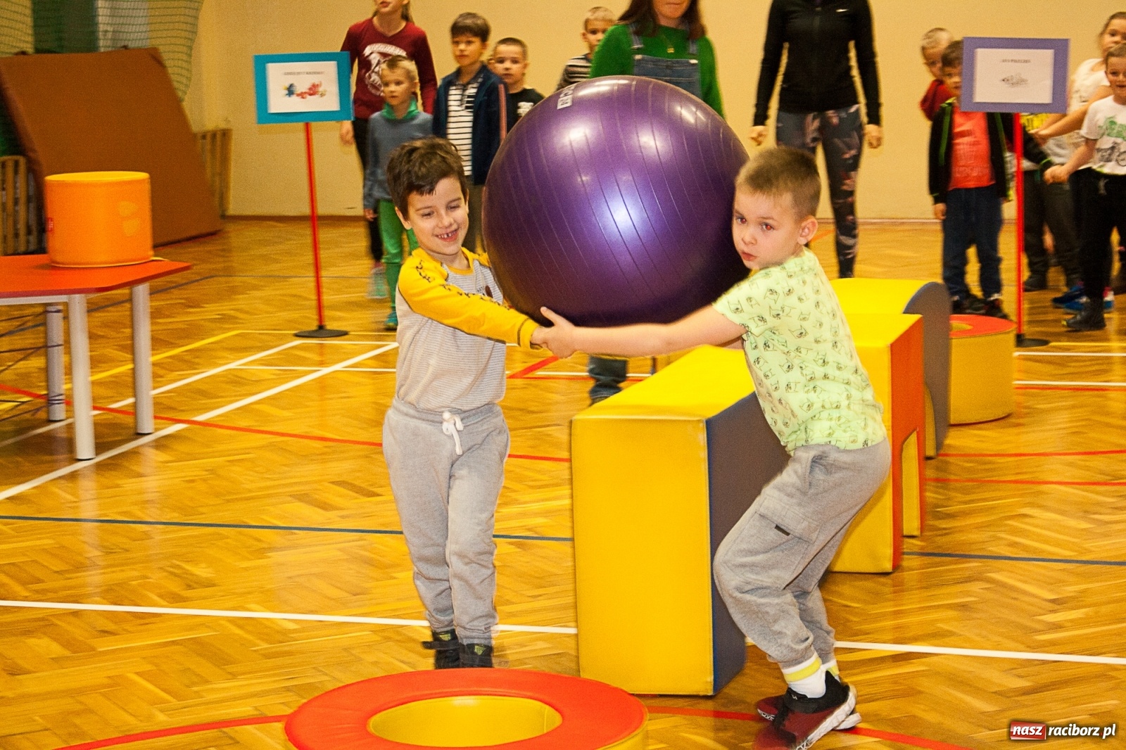 Zdjęcie w galerii na portalu naszraciborz.pl: Przyszli uczniowie odwiedzili SP18 wiadomości z regionu