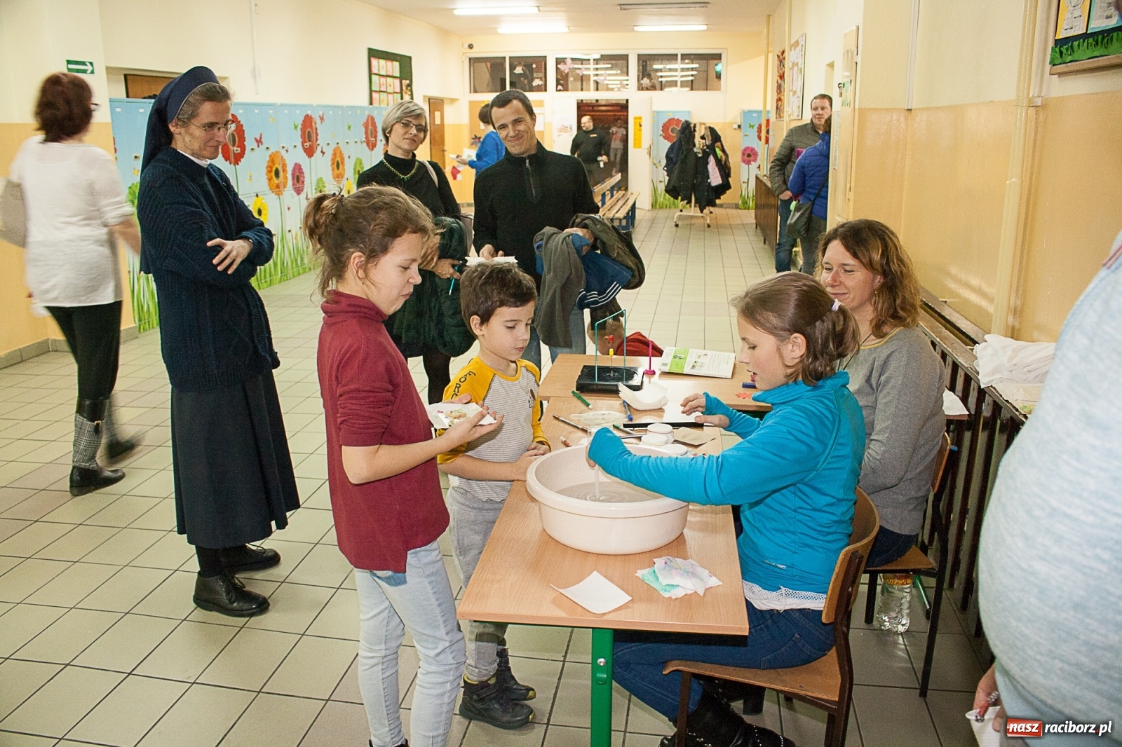 Zdjęcie w galerii na portalu naszraciborz.pl: Przyszli uczniowie odwiedzili SP18 wiadomości z regionu