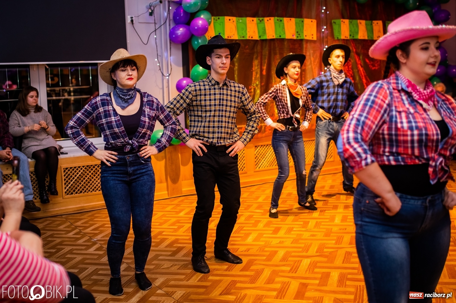 Zdjęcie w galerii na portalu naszraciborz.pl: Andrzejkowy zawrót głowy w MDK wiadomości z regionu