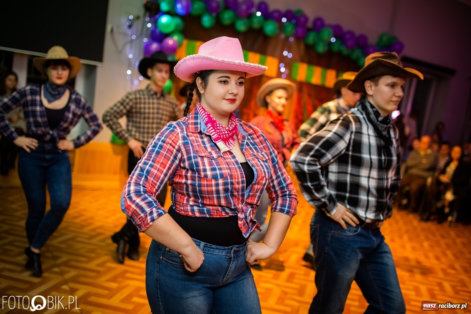 Zdjęcie w galerii na portalu naszraciborz.pl: Andrzejkowy zawrót głowy w MDK wiadomości z regionu