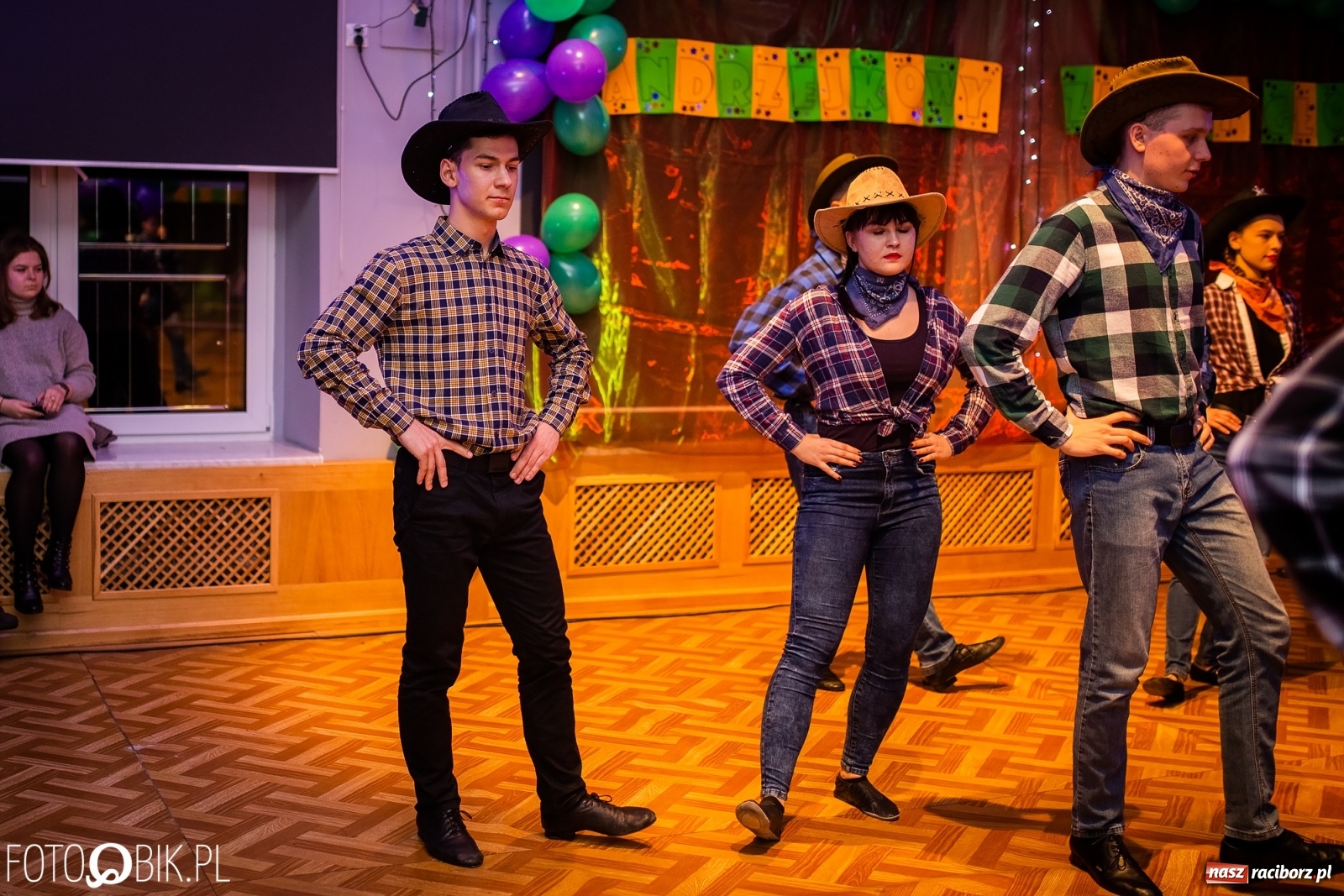 Zdjęcie w galerii na portalu naszraciborz.pl: Andrzejkowy zawrót głowy w MDK wiadomości z regionu